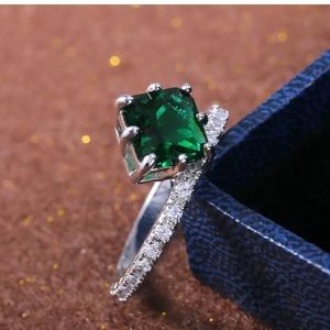 New! Gorgeous Emerald Fashion Ring! Size 7